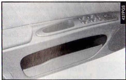 ALFA ROMEO 166 - COMPARTIMENTS ET POCHES   SUR LES PORTES (fig. 113-114) - 1