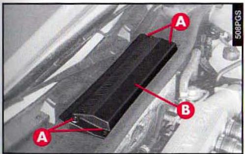 ALFA ROMEO 166 - FUSIBLES ET RELAIS DANS LE BAC DES SERVICES - 1