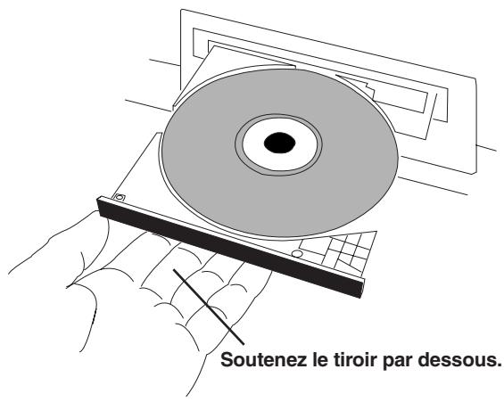 Soutenez le tiroir par dessous.