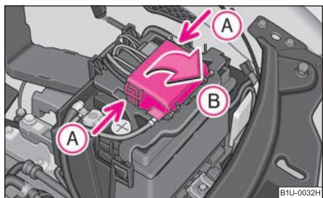 SKODA OCTAVIA TOUR - Cache des fusibles dans le compartment ment moteur - 1
