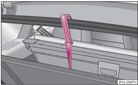 SKODA OCTAVIA TOUR - Fixation du revêtement de plancher du coffre à bagages - 1
