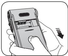 AIPTEK POCKET DV 6800 LE - Een geheugenkaartplaatsen (optioneel) - 1