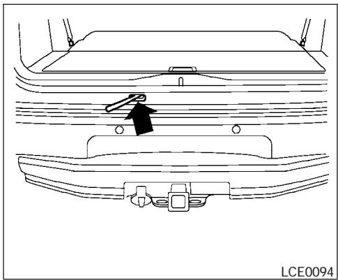 INFINITI IWZW - Retrait de la roue de secours et des outils du coffre - 2