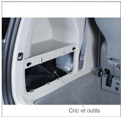 DODGE GRAND CARAVAN - Retrait de la roue de secours - 1