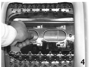 WHIRLPOOL AWE6235 - Récupération d'un objet tombé entre le tambour et la cuve - 3