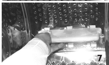 WHIRLPOOL AWE6235 - Récupération d'un objet tombé entre le tambour et la cuve - 4