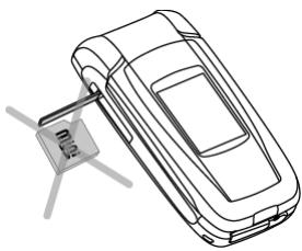 MITSUBISHI TELECOM M430I - Comment insérer /extraire la carte miniSD™ - 3