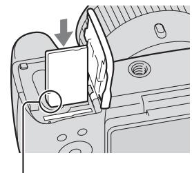 SONY CYBER-SHOT DSC-HX300 - Introducerea unui card de memorie (se vinde separat) - 2