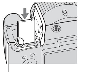 SONY CYBER-SHOT DSC-HX300 - Vložení paměťové karty (prodáva se samostatné) - 2