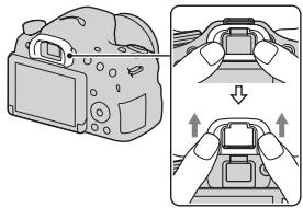 SONY ALPHA SLT-A58 - Opatrně stáhněte očnici stisknutím na kázdé straně. - 1