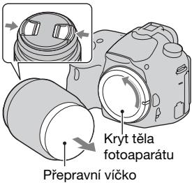 SONY ALPHA SLT-A58 - Z Fotoaparatu sejměte kryt těla Fotoaparatu a ze zadné strany objektivu sundejte prepravní včko. - 1