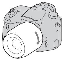 SONY ALPHA SLT-A58 - Otáčejte objektivem ve směru hodinovych ručićek, dokud nezaklapne do aretované polohy. - 1