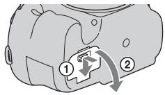 SONY ALPHA SLT-A58 - Vkládání bloku akumulátorú/ pamětové karty (prodáva se samostatné) - 1