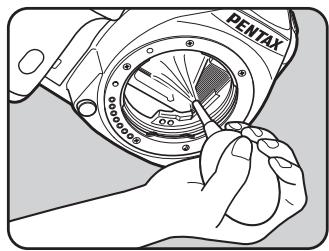 PENTAX K50 - Retrait de la poussière à l'aide d'une sufflette - 4