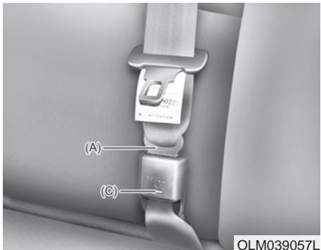HUNDAI IX35 2010 - Pour détacher la ceinture de sécurité arrrière centrale - 1