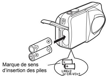 OLIMPUS D575 ZOOM - Introduisez les piles, en prénant garde de les placer dans le bon sens, comme l'indique l'illustration. - 1