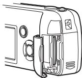 OLIMPUS D575 ZOOM - Schlieben Sie den Kartenfachdeckel. - 2