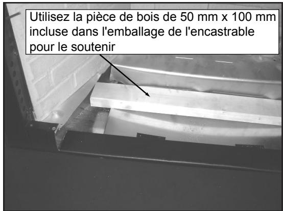 QUADRA FIRE MTVIAE-CE-CSB - Retrait de la base métallique d'une chambre de construction construite en usine - 3