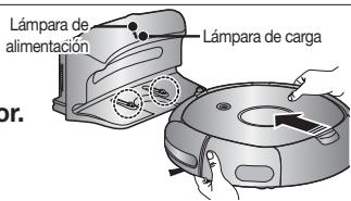 SAMSUNG SR8825 NAVIBOT - Tras alinear las clavijas de cargo de la unidad principal con la clavija de cargo de la estacion de cargo, pulse la unidad principal hasta que oiga un sonido de "recargando alimentacion" en el cargador. - 1