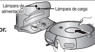 SAMSUNG SR8846 NAVIBOT - Tras alinear las clavijas de cargo de la unidad principal con la clavija de cargo de la estacion de cargo, pulse la unidad principal hasta que oiga un sonido de "recargando alimentacion" en el cargador. - 1