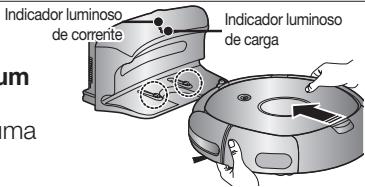 SAMSUNG SR8875 NAVIBOT SILENCIO - Depois de alinhar os pinos de carga da unidade principal com o pino de carga da estação do carregador, prima a unidade principal até ouvir um som de “recarga” do carregador. - 1