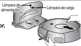 SAMSUNG SR8875 NAVIBOT SILENCIO - Tras alinear las clavijas de carga de la unidad principal con la clavija de carga de la estación de carga, pulse la unidad principal hasta que oiga un sonido de "recargando alimentación" en el cargador. - 1