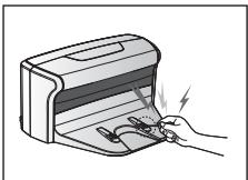 SAMSUNG SR8950 NAVIBOT,  SR8950,  VCR8950L3B - No cortocircuite las clavijas de cargo con objetos metálicos, como varillas, destornilladores, etc. - 1