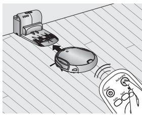 SAMSUNG SR8980 NAVIBOT - Met behulp van de knop Opnieuw opladen kunt u de robotstofzuiger naar het oplaadstation laten terugkeren. - 1