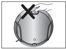 SAMSUNG SR8980 NAVIBOT - Ne déplacez pas le robot aspirateur tout en maintenant le réservoir de poussière. - 1
