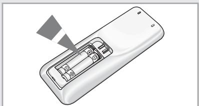 SAMSUNG AQV12MWAN - Insertion des piles dans la télécommande - 2