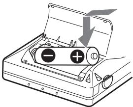 SONY MZ-NE410 - Insert an alkaline dry battery. - 2