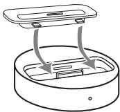 SONY TDM-IP10 - De iPod in de connector van het apparaat plaatsen - 1