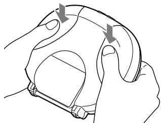 SONY RDP-NWR100 - Desaperte os fechos. - 1