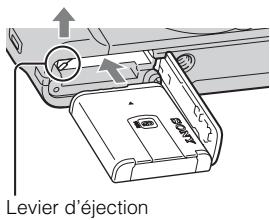SONY CYBER-SHOT DSC-HX9 - Insertion de la batterie - 2