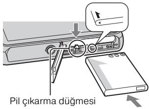 SONY CYBER-SHOT DSC-T110D - Pilin/hafiza kartinin (ayrı olarak satılır) takilması - 3