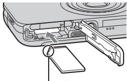 SONY CYBER-SHOT DSC-WX9 - Wkladanie karty pamięci (sprzedawana oddzielnie) - 2