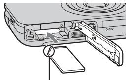 SONY CYBER-SHOT DSC-WX9 - Vkladanie pamä'tovej karty (predáva sa osokitne) - 2