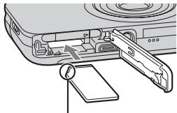 SONY CYBER-SHOT DSC-WX9 - Vlození pamětové karty (prodáva se samostatné) - 2