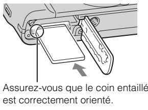 SONY CYBER-SHOT DSC-HX9 - Insertion d'une carte mémoire (vendue séparément) - 2