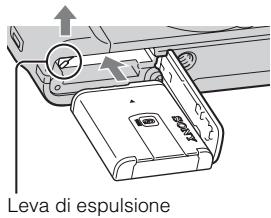 SONY CYBER-SHOT DSC-HX9 - Inserimento del pacco batteria - 2