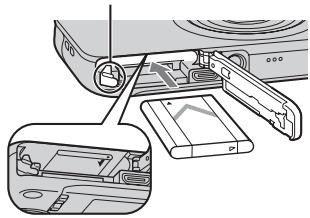 SONY CYBER-SHOT DSC-WX80B - Inserir a bateria - 2