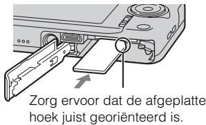 SONY CYBER-SHOT DSC-WX80B - Een geheugenkaart plaatsen (los verkrijgbaar) - 2