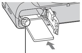 SONY CYBER-SHOT DSC-HX50, DSC HX 50 - Indsættelse af et hukommelseskort (sælges separat) - 2