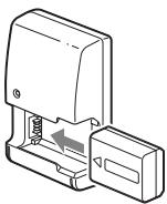 SONY A37, ALPHA SLT-A37 - Inserte la batería en el cargador de batería. - 1