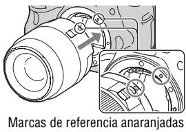 SONY A37, ALPHA SLT-A37 - Monte el objetivo alineando las marcas de referencia anaranjadas (índices de montaje) del objetivo y de la cámara. - 1
