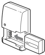 SONY A37, ALPHA SLT-A37 - Włożyć akumulator do ładowarki. - 1