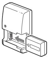 SONY A37, ALPHA SLT-A37 - Insérez la batterie sur le chargeur de batterie. - 1