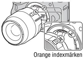 SONY A37, ALPHA SLT-A37 - Sätt på objektivet genom att passa ihop de orange monteringsmärkena på objektivet och kameran. - 1