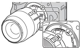 SONY A37, ALPHA SLT-A37 - Montér objektivet ved at tilpasse de orange indeksmærker på objektivet og på kameraet. - 1