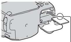 SONY A37, ALPHA SLT-A37 - Akun/muistikortin (myydään erikseen) asettaminen paikalleen - 3